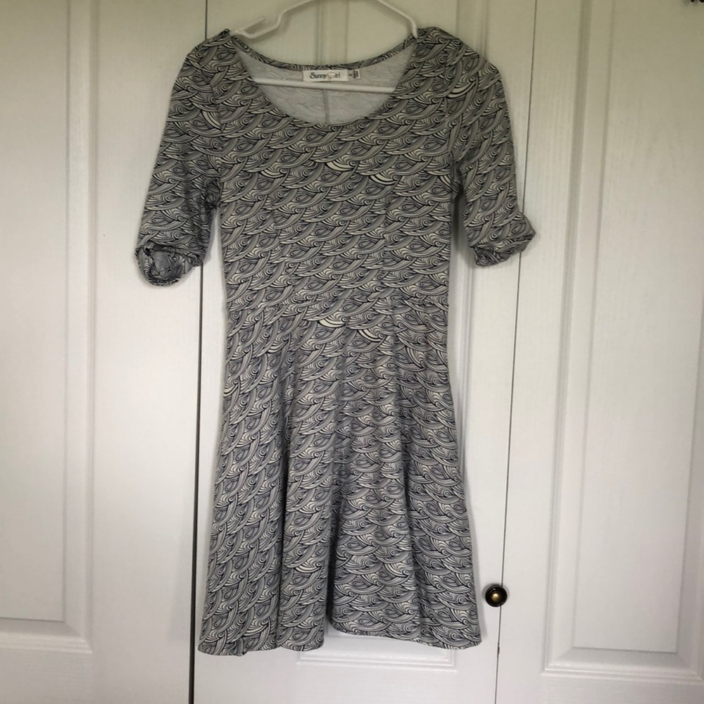 sunny girl dress. wave print. 3/4 sleeves